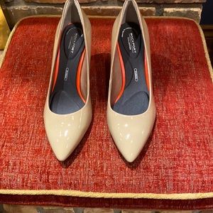 Rockport Total Motion 75mm pointy toe pump in warm taupe. Leather upper